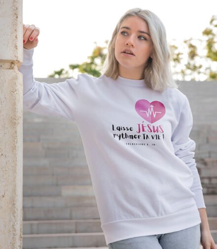 femme portant le sweat blanc chrétien Laisse Jésus rythmer ta vie