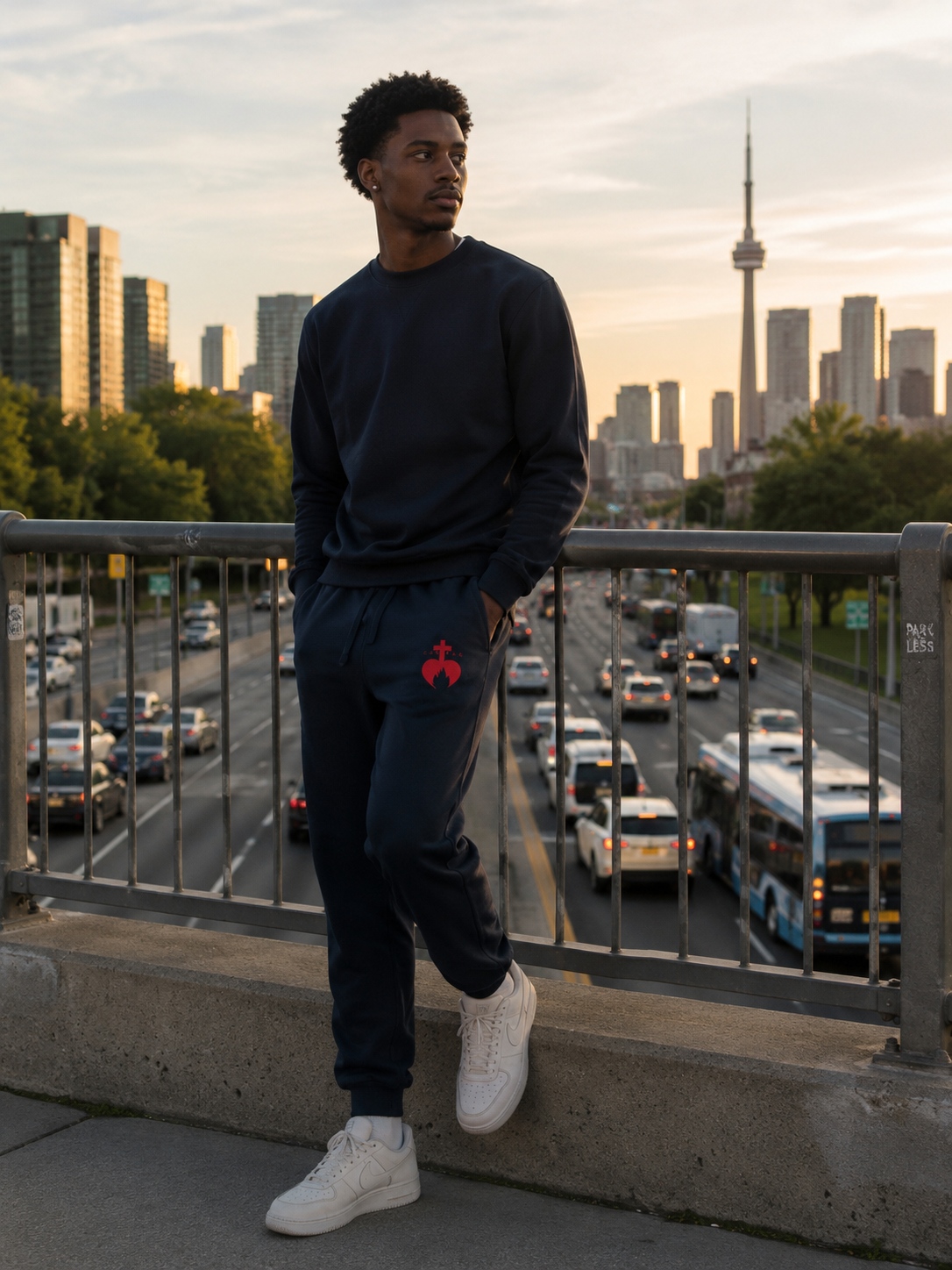 Gros plan sur la broderie chrétienne Caritas d'un pantalon de survêtement homme