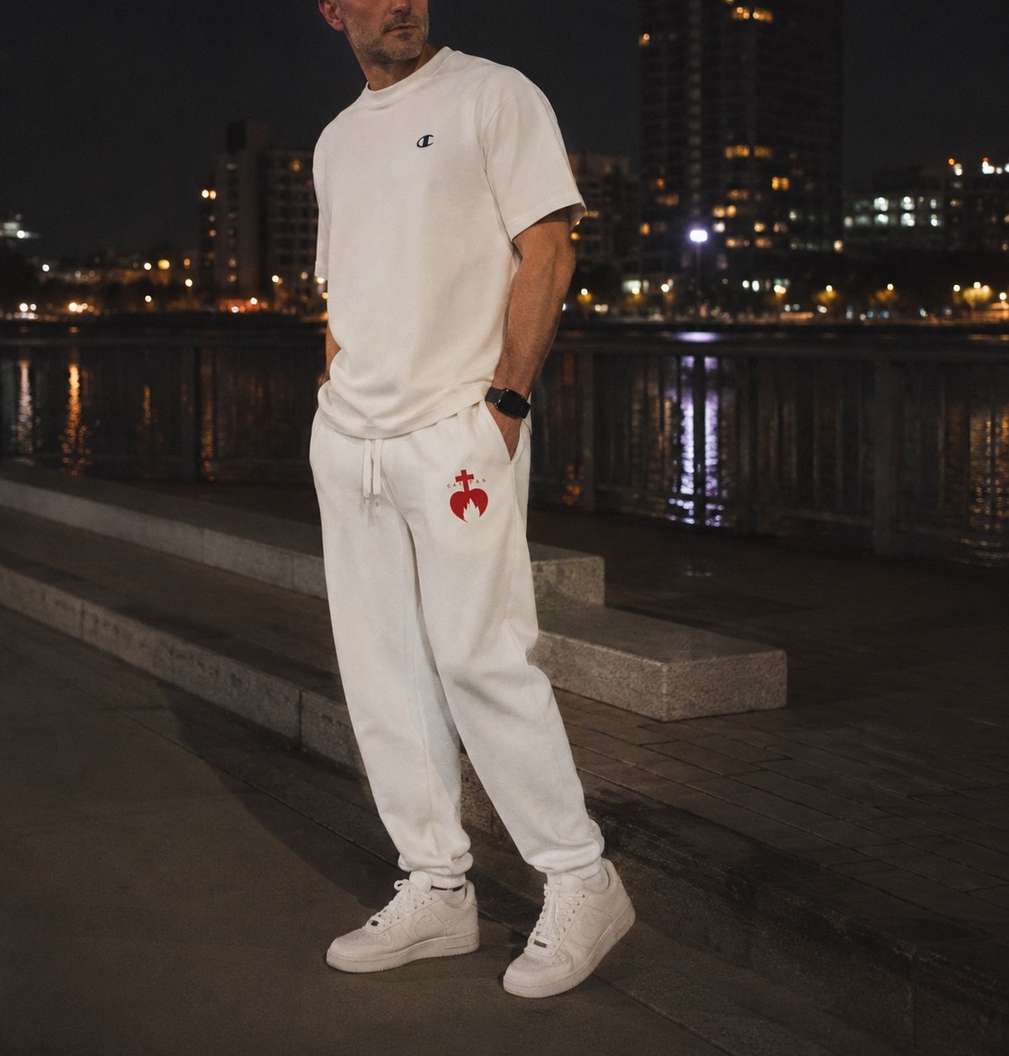 Gros plan sur la broderie chrétienne Caritas d'un pantalon de survêtement homme