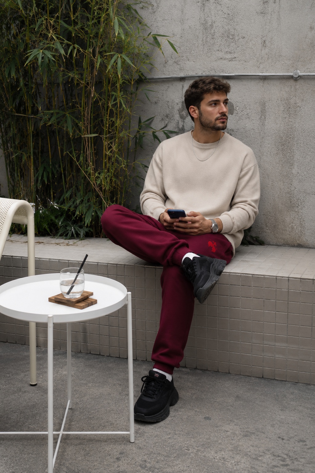 Gros plan sur la broderie chrétienne Caritas d'un pantalon de survêtement homme