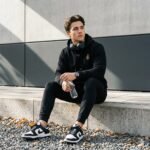 Style chrétien moderne avec le sweat à capuche bio Chrisme couleur noire