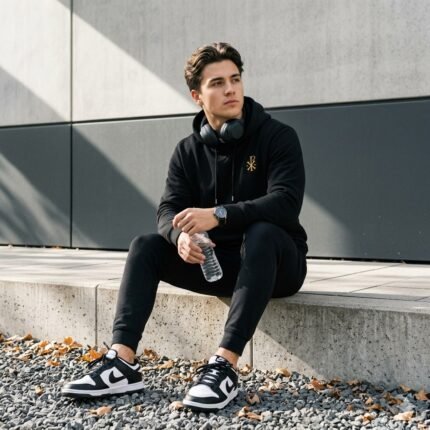 Style chrétien moderne avec le sweat à capuche bio Chrisme couleur noire