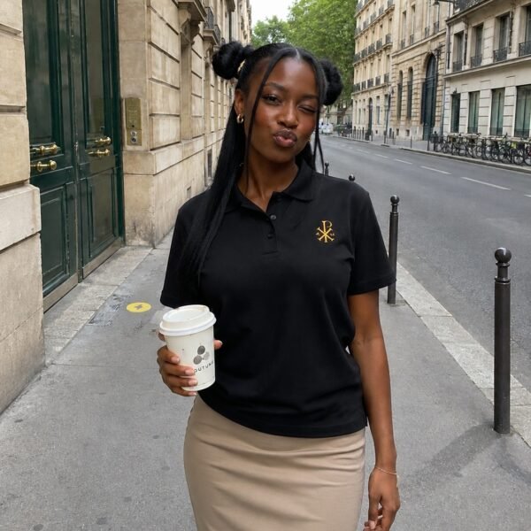 Détail du col boutonné et du symbole chrétien Chrisme sur polo