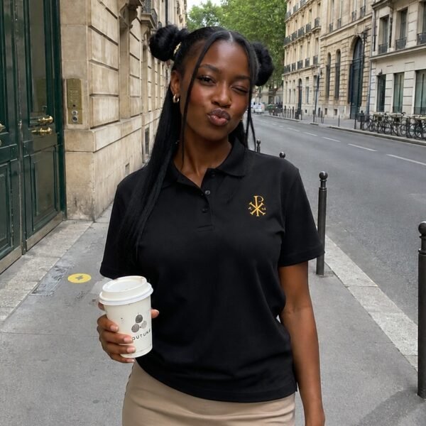 Détail du col boutonné et du symbole chrétien Chrisme sur polo