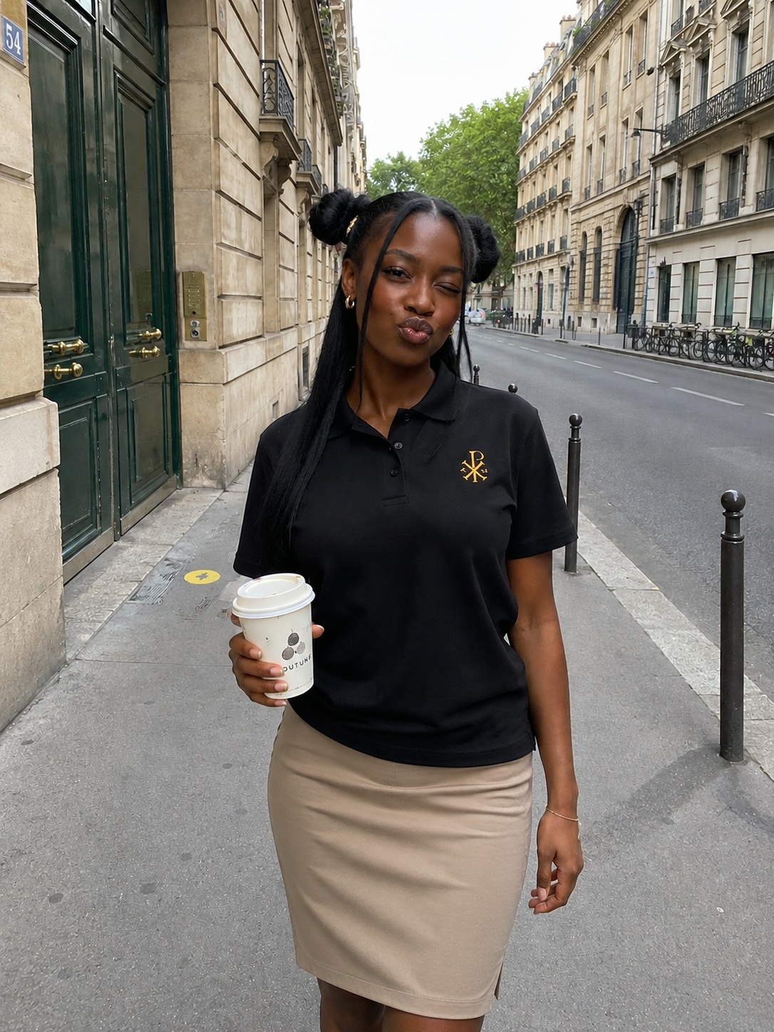 Détail du col boutonné et du symbole chrétien Chrisme sur polo