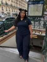 Détail du col boutonné et du symbole chrétien Chrisme sur polo