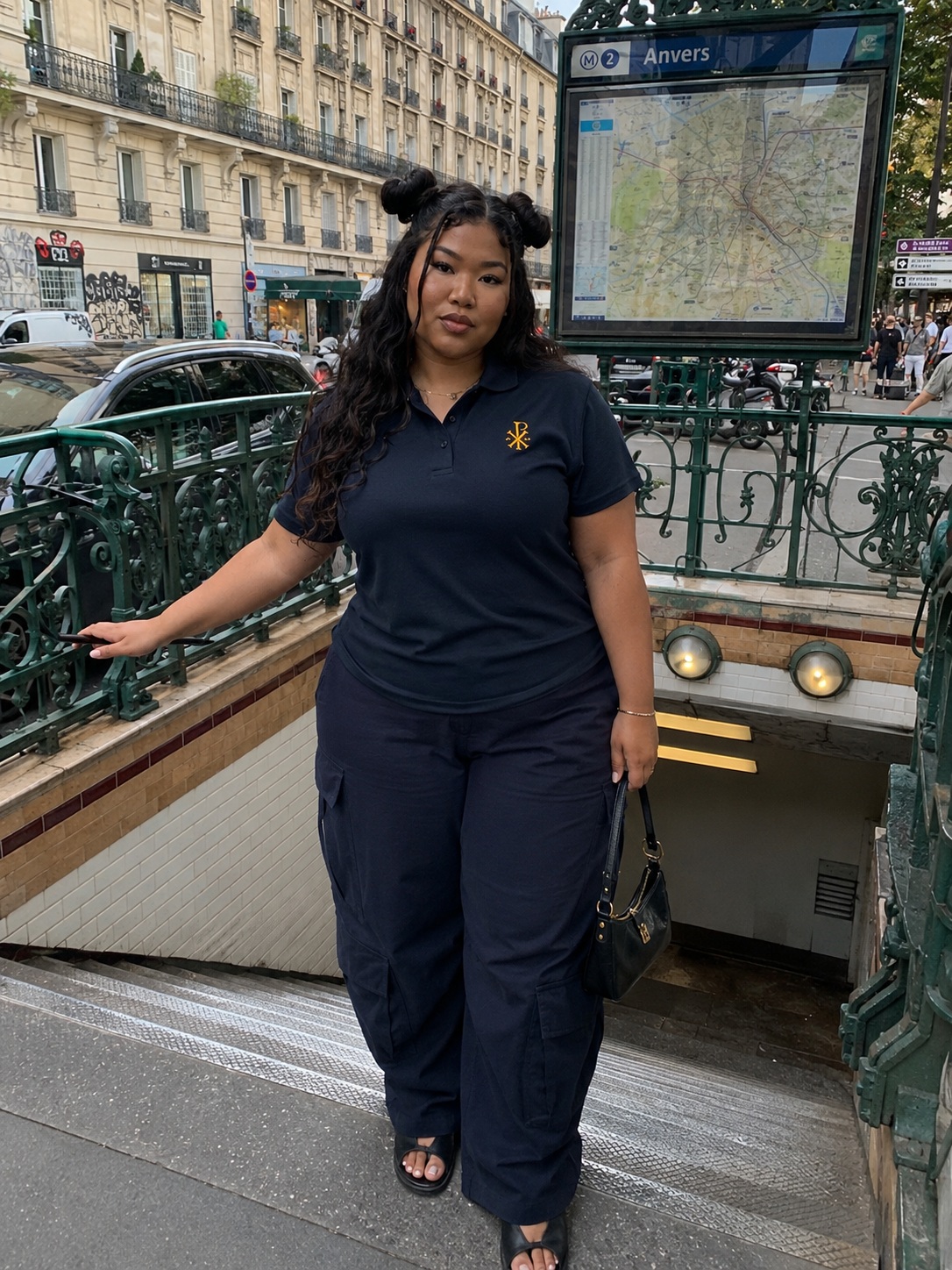 Détail du col boutonné et du symbole chrétien Chrisme sur polo