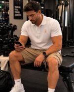 homme portant le polo piqué chrétien Chrisme en coton