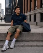 homme portant le polo piqué chrétien Chrisme en coton