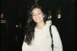 femme portant le sweat à capuche chrétien Chrisme en coton bio couleur beige