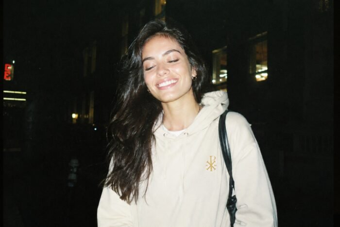 femme portant le sweat à capuche chrétien Chrisme en coton bio couleur beige