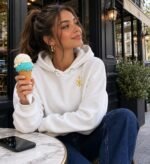 femme portant le sweat à capuche chrétien Chrisme en coton bio