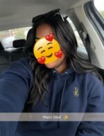 femme portant le sweat à capuche chrétien Chrisme en coton bio couleur bleu marine