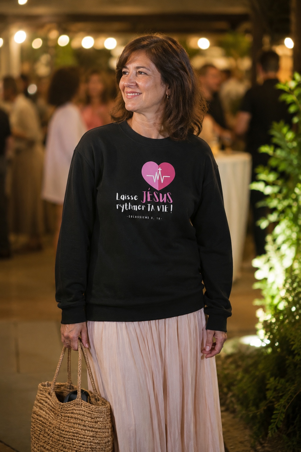 femme portant le sweat noir chrétien Laisse Jésus rythmer ta vie