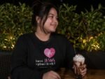 femme portant le sweat noir chrétien Laisse Jésus rythmer ta vie