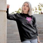 Mannequin femme portant le sweat noir chrétien Laisse Jésus rythmer ta vie