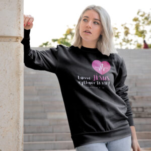 Mannequin femme portant le sweat noir chrétien Laisse Jésus rythmer ta vie