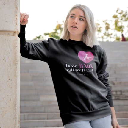 Mannequin femme portant le sweat noir chrétien Laisse Jésus rythmer ta vie