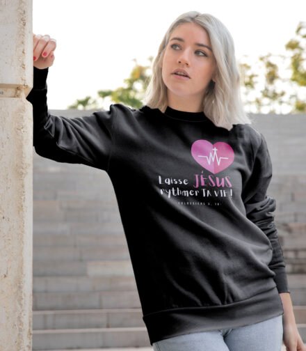 Mannequin femme portant le sweat noir chrétien Laisse Jésus rythmer ta vie