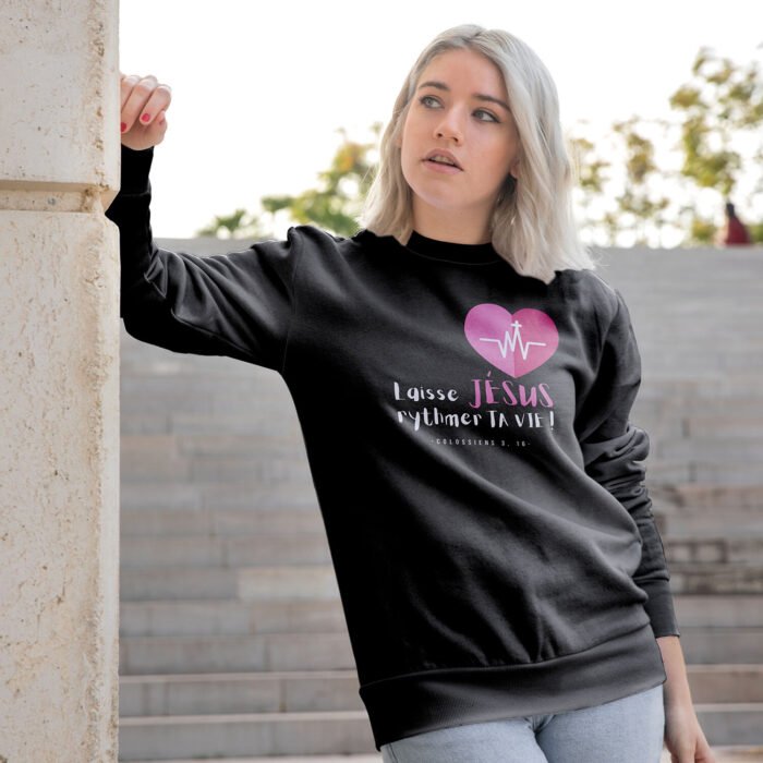 Mannequin femme portant le sweat noir chrétien Laisse Jésus rythmer ta vie