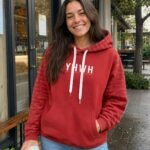 YHWH - Sweat à capuche femme rouge | Pull chrétien premium
