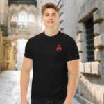 Mannequin homme portant le t-shirt brodé chrétien noir avec le logo Sacré-Cœur