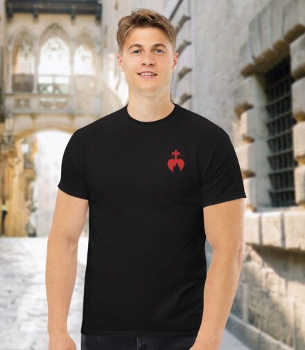 Mannequin homme portant le t-shirt brodé chrétien noir avec le logo Sacré-Cœur