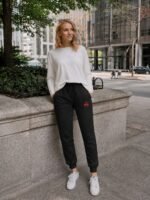 Style décontracté avec le pantalon de survêtement femme noir brodé du Sacré-Cœur