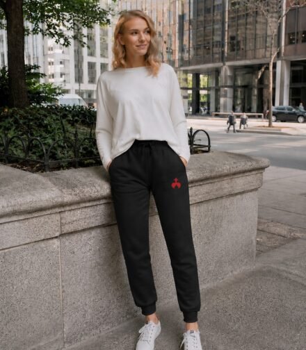 Style décontracté avec le pantalon de survêtement femme noir brodé du Sacré-Cœur