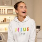 sweat à capuche femme «Jésus le chemin» | Pull blanc
