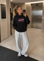 Sweat à capuche femme “Ma vie appartient à Jésus” | Noir – Image 2