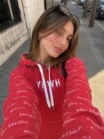 YHWH - Sweat à capuche femme rouge | Pull chrétien premium – Image 4
