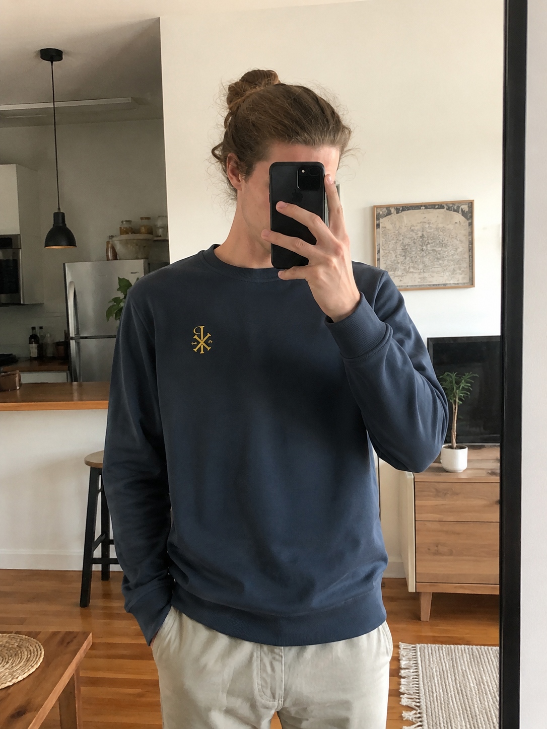 Mannequin homme portant le sweat brodé chrétien noir avec le symbole du Chrisme