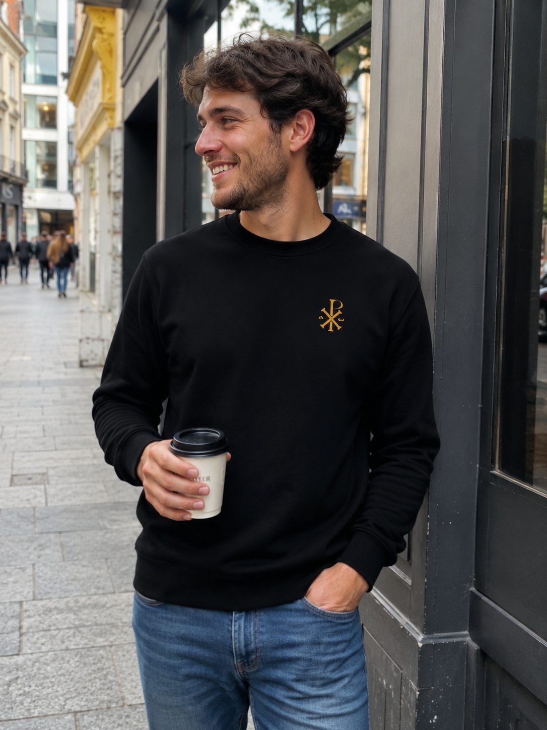 Mannequin homme portant le sweat brodé chrétien noir avec le symbole du Chrisme