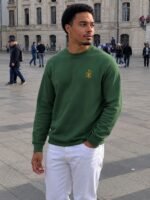 Mannequin homme portant le sweat brodé chrétien vert avec le symbole du Chrisme