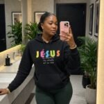 Sweatshirt chrétien à capuche «Jésus le chemin...» | Noir