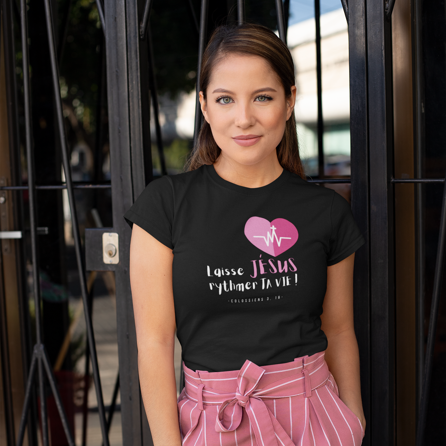 t-shirt-chretien-femme-laisse-jesus-rythmer-ta-vie-noir T-shirt chrétien femme “Laisse Jésus rythmer ta vie” – Image 1