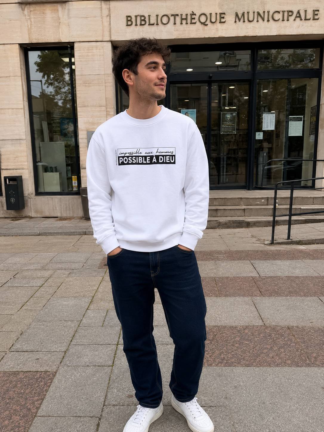 Sweat chrétien homme “Possible à Dieu” blanc 2 Sweat chrétien homme “Possible à Dieu” | blanc – Image 1