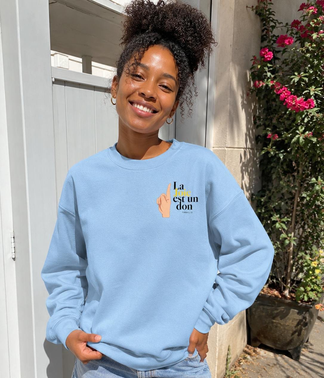 sweat-chretien-femme-la-joie-est-un-don-bleu_ Sweat chrétien femme “La joie est un don” | Couleurs claires – Image 1