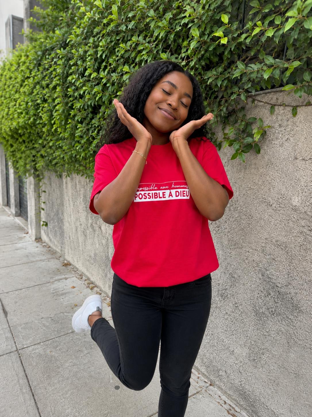 t-shirt-chretien-femme-possible-a-dieu-rouge T-shirt chrétien femme “Possible à Dieu” | Diverses couleurs – Image 1